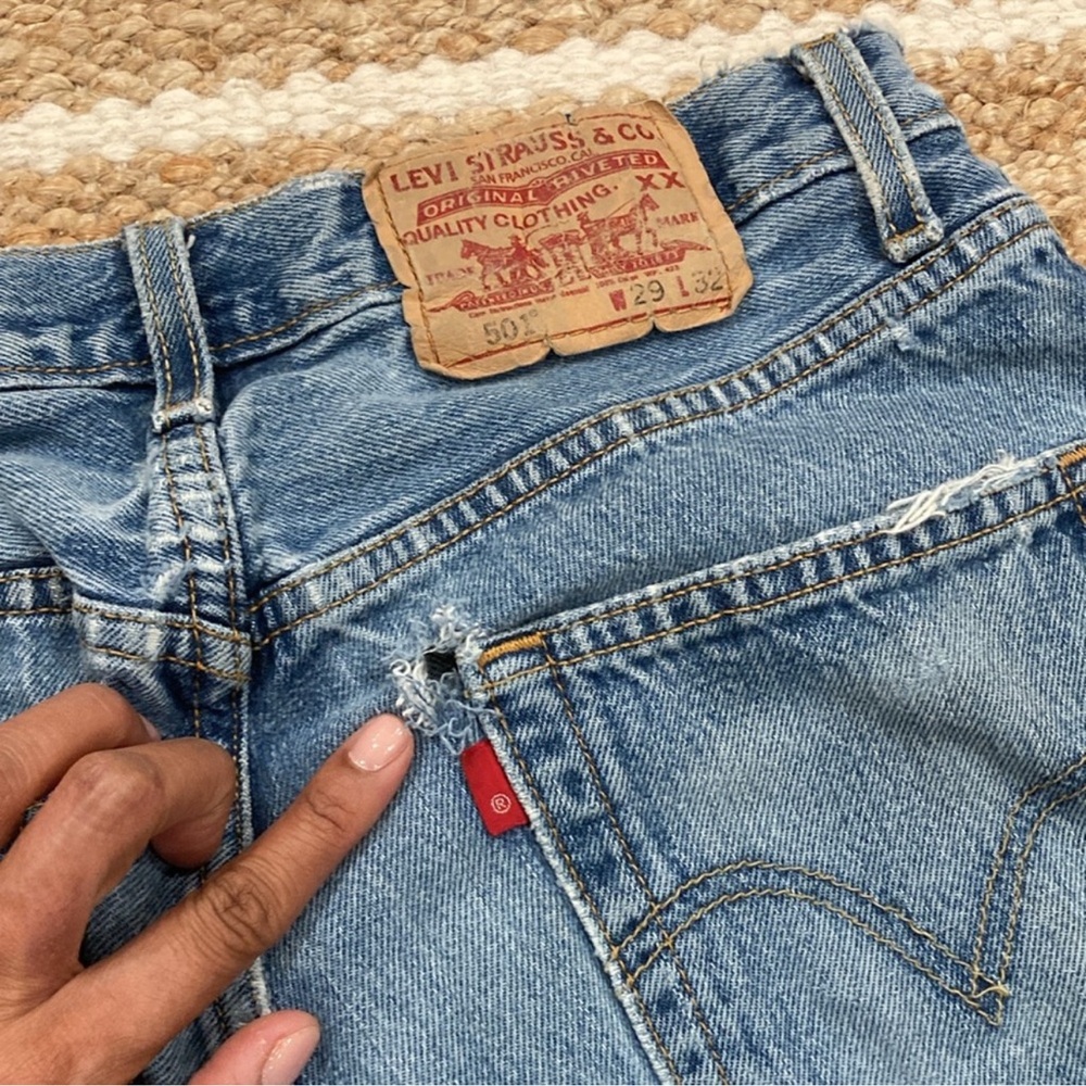 VINTAGE Levi’s 501 Men’s/Women's Blue Jeans - perfectly distressed! - Picture 10 of 12